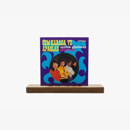 Album cover for Cem Karaca ve Apas—purple sleeve with blue abstract shapes and a circular band photo in the center on a wooden stand